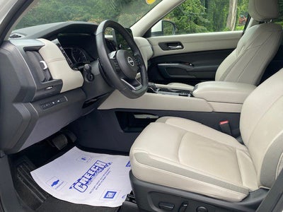2024 Nissan Pathfinder SL